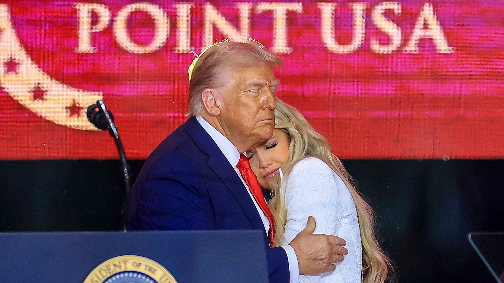 Die Witwe Erika Kirk und US-Prasident Donald Trump am Sonntag (21. September) zusammen auf der Bühne in Arizona bei der Trauerfeier für den erschossenen Aktivisten.