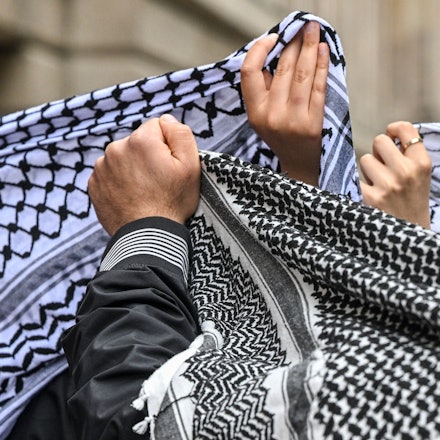 ARCHIV - 03.06.2024, Berlin: Pro-Palästinensische Studenten tragen bei einer Demonstration unter dem Motto „Hands of Student Rights“ gegen eine Verschärfung des Hochschulgesetz Palästinensertücher. Im Zuge des Nahostkonfliktes hat sich die Kufiya zu einem Symbol für die Palästinenser entwickelt. (zu dpa: «Gedenkstätte darf Gästen mit «Pali-Tuch» Zutritt verwehren») Foto: Jens Kalaene/dpa +++ dpa-Bildfunk +++