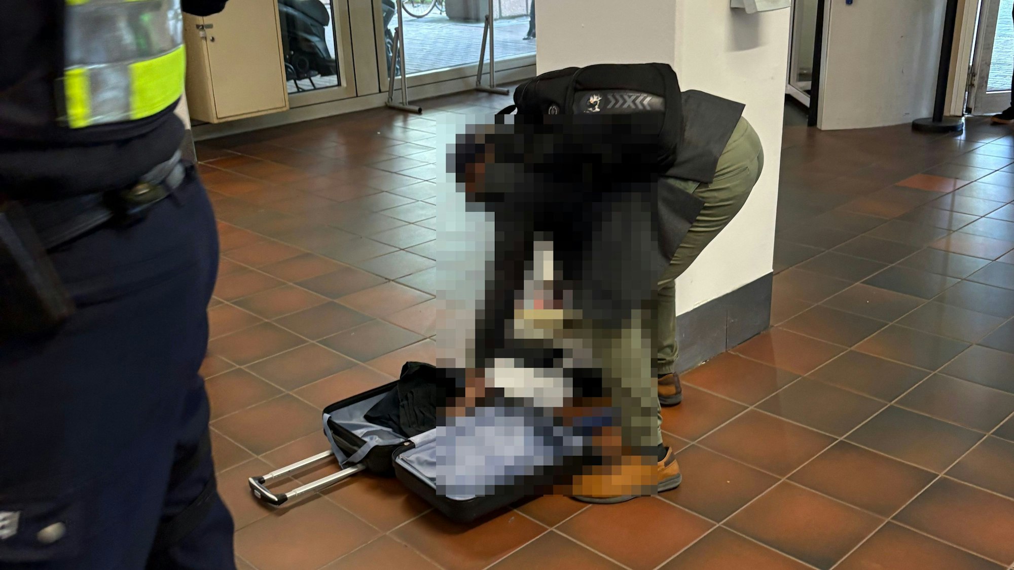 22.09.2025: Nach der Räumung des Kölner Landgerichts kehrte der Kofferbesitzer zurück.