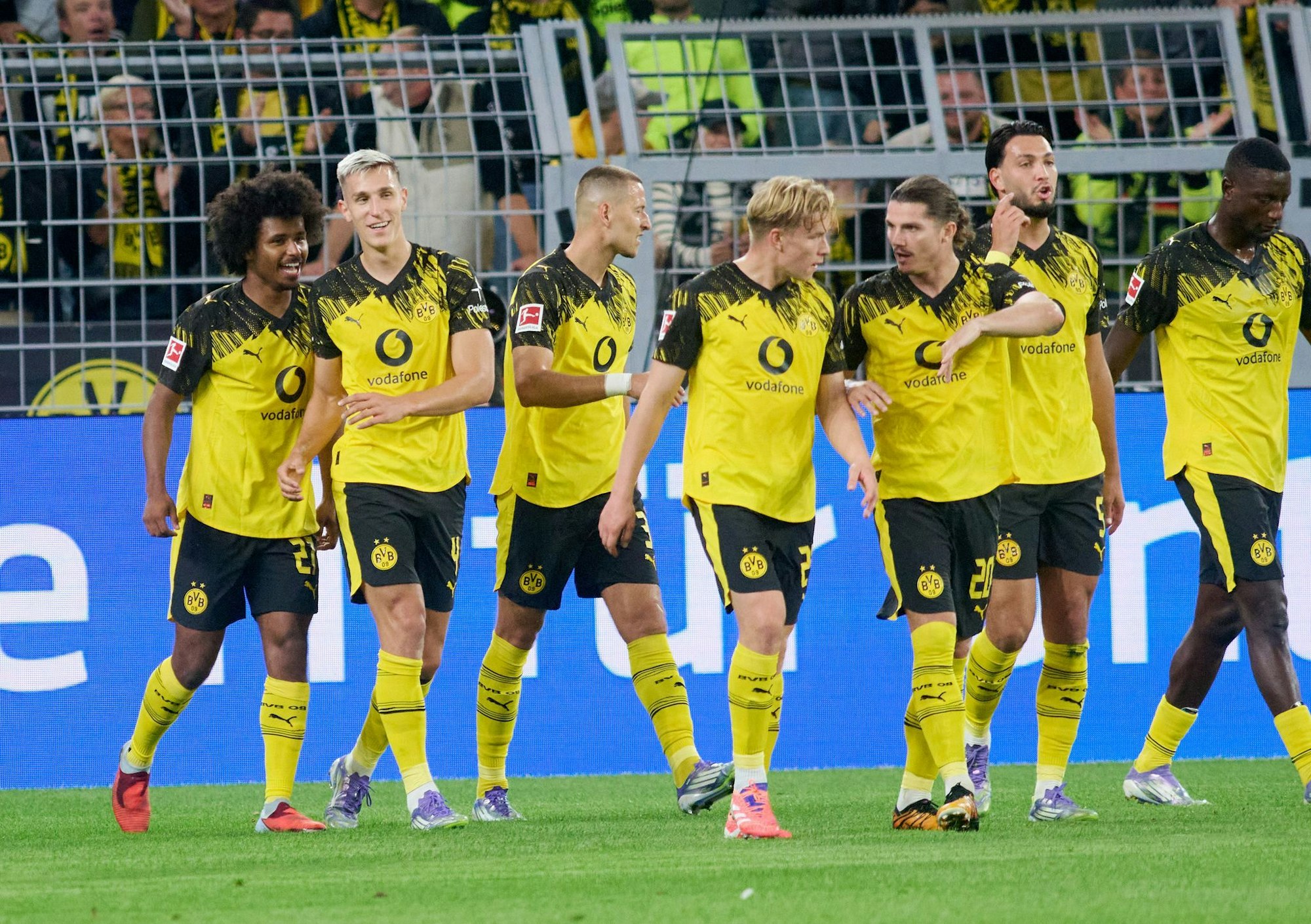 Zurück bei den Teamkollegen auf dem Platz: Nico Schlotterbeck (2.v.l)
