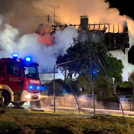 Ein Haus steht in Flammen, dichter Qualm steigt auf.