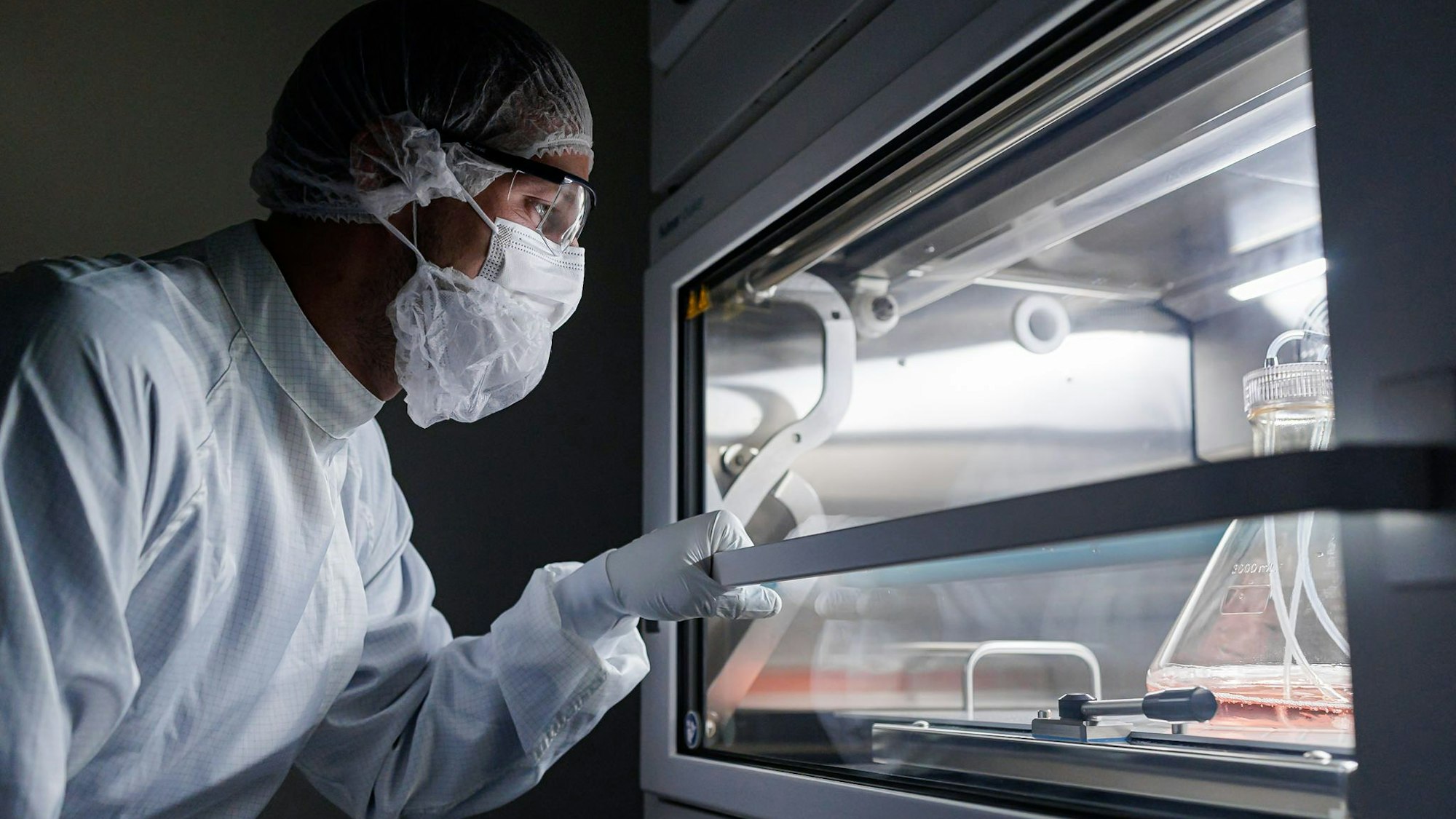 Forscher im Gentechnik-Labor der Bayer-Tochter Viralgen in San Sebastián bei Bilbao.