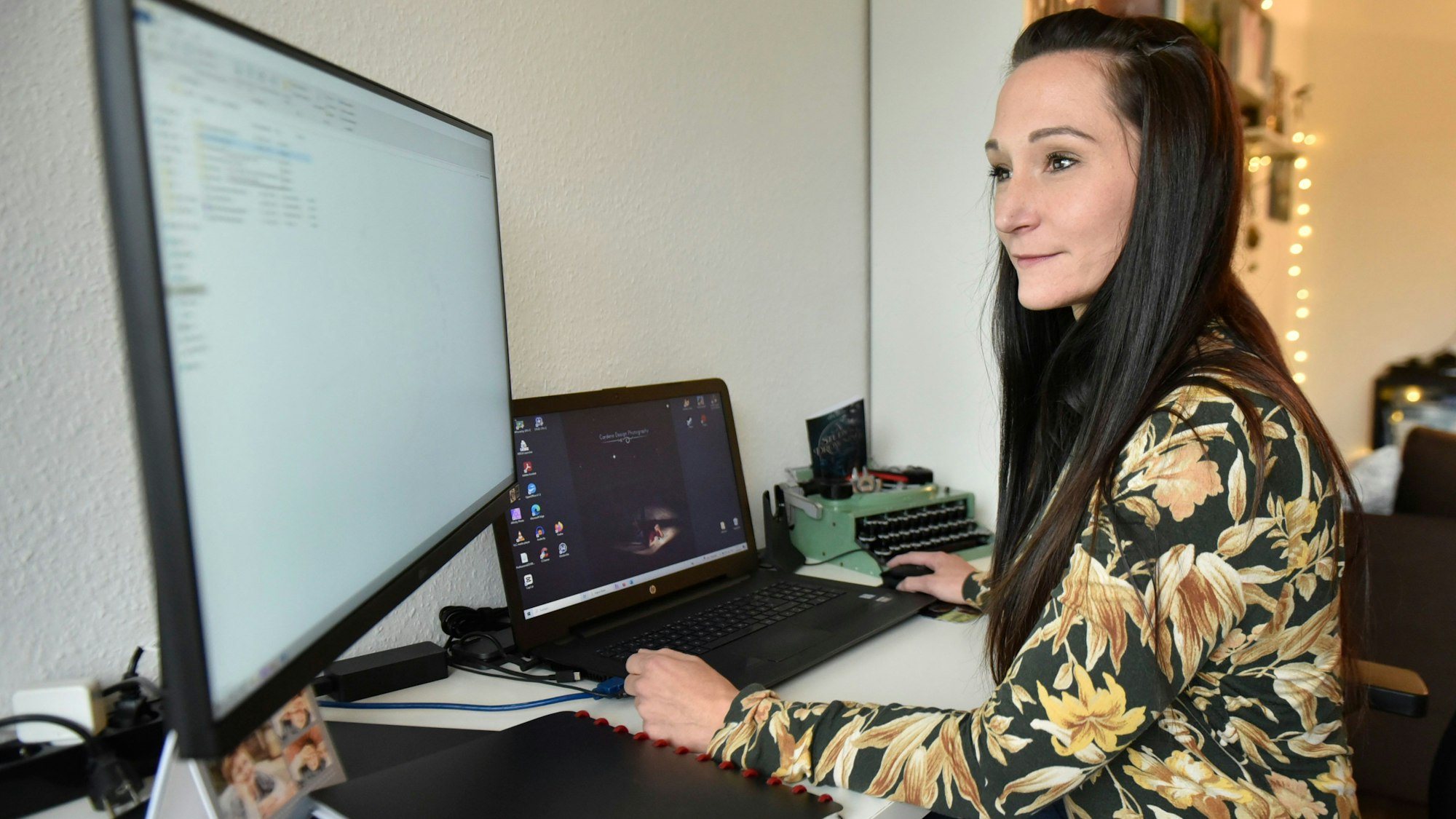 Zu sehen ist die Autorin bei der Arbeit am Computer.