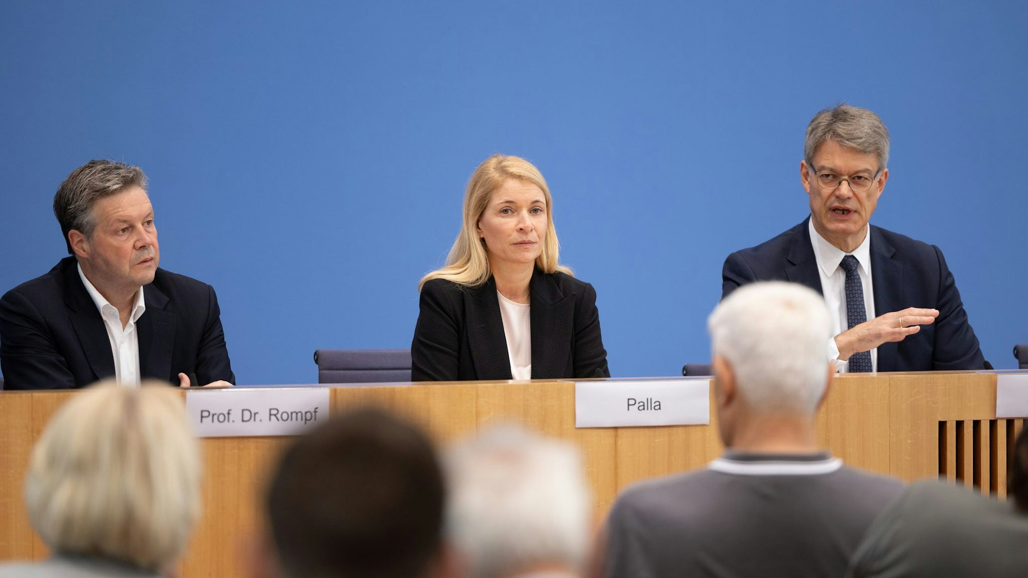 Bundesverkehrsminister Schnieder (r) stellte in der Bundespressekonferenz seine Wunsch-Personalien Evelyn Palla als Bahn-Chefin und Dirk Rompf als Chef für die Infrastruktur vor.
