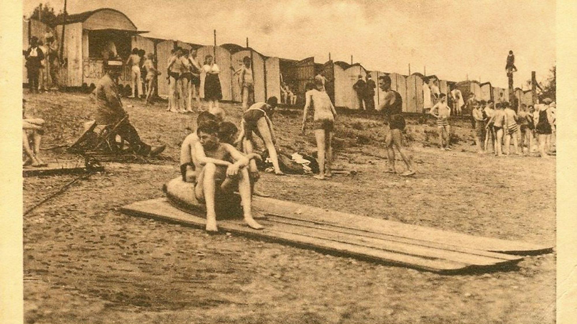 Eine Ansichtskarte von 1926 zeigt das am Kölner Rheinufer gelegene „Schwimm-, Licht-, Luft- und Sonnenbad“ an der heutigen Mülheimer Brücke. Die Aufnahme stammt von 1909.
