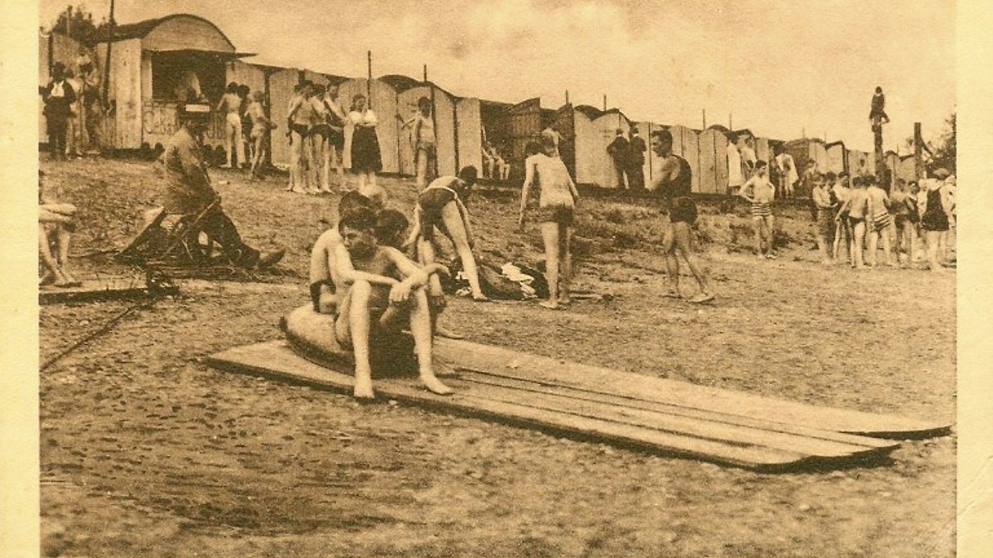 Eine Ansichtskarte von 1926 zeigt das am Kölner Rheinufer gelegene „Schwimm-, Licht-, Luft- und Sonnenbad“ an der heutigen Mülheimer Brücke. Die Aufnahme stammt von 1909.