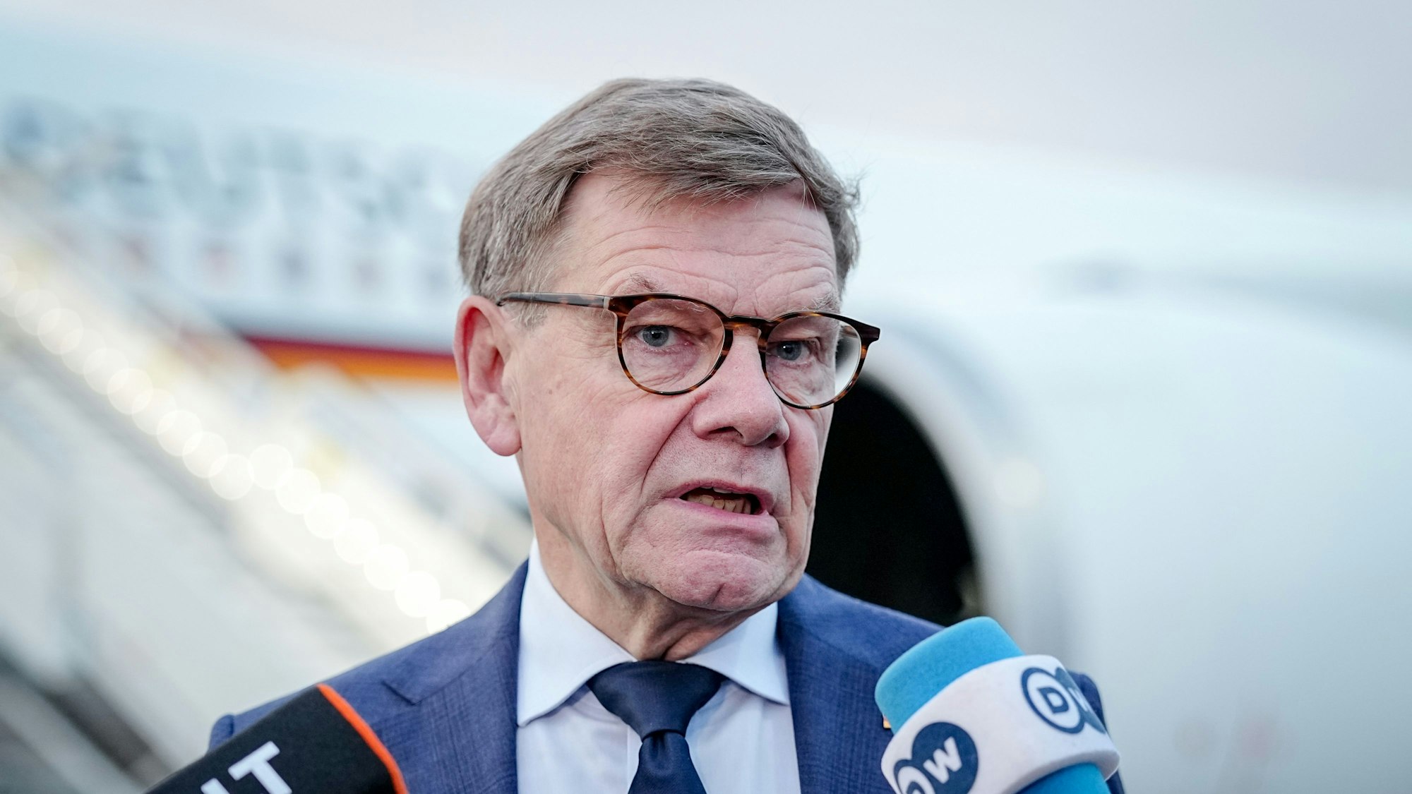 Johann Wadephul (CDU), Außenminister, gibt vor dem Airbus A350 der Luftwaffe vor dem Flug nach New York ein Pressestatement. Der Minister nimmt an der Konferenz zur Zweistaatenlösung im Nahen Osten vor der Generaldebatte der UN-Vollversammlung teil.
