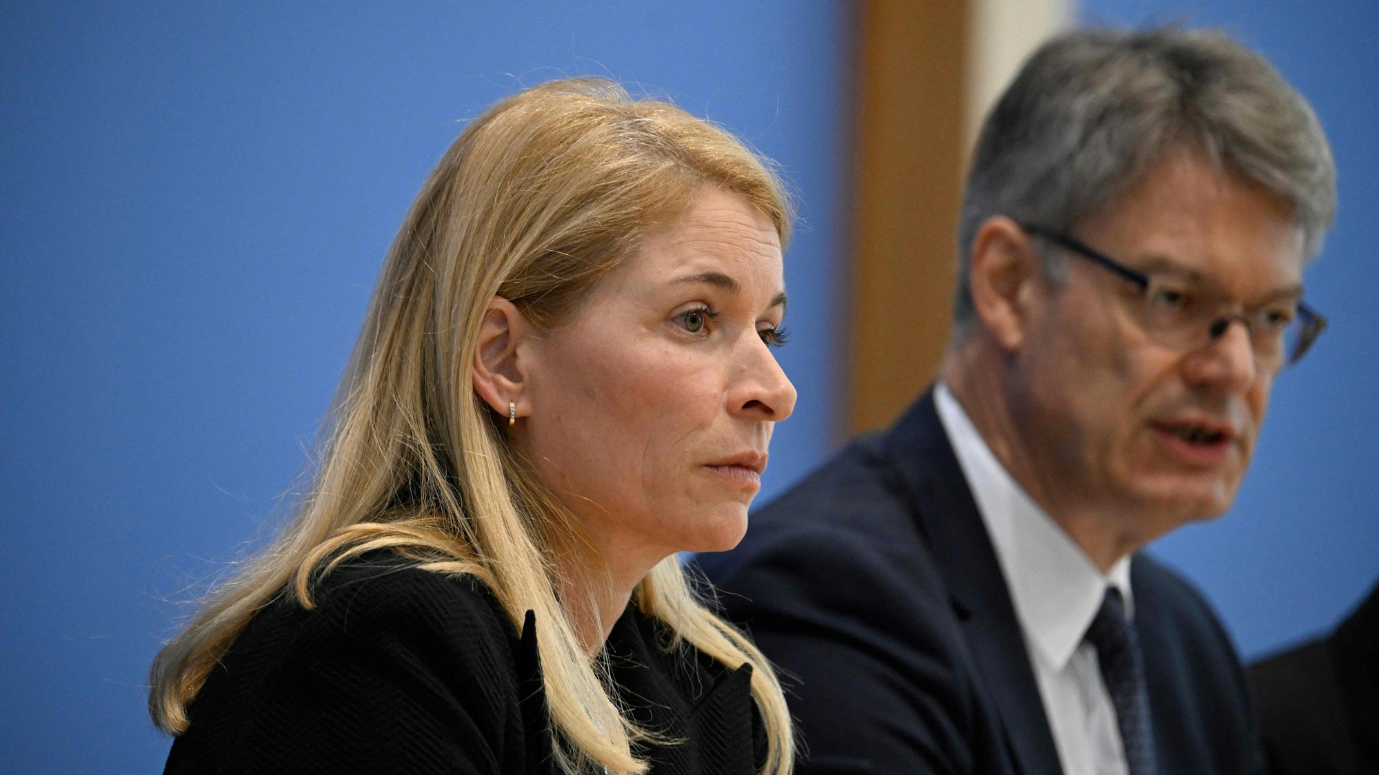 Evelyn Palla (l.) wird neue Bahn-Chefin. Verkehrsminister Patrick Schnieder (r.) stellt sie am Montag (22. September) auf einer Pressekonferenz vor.