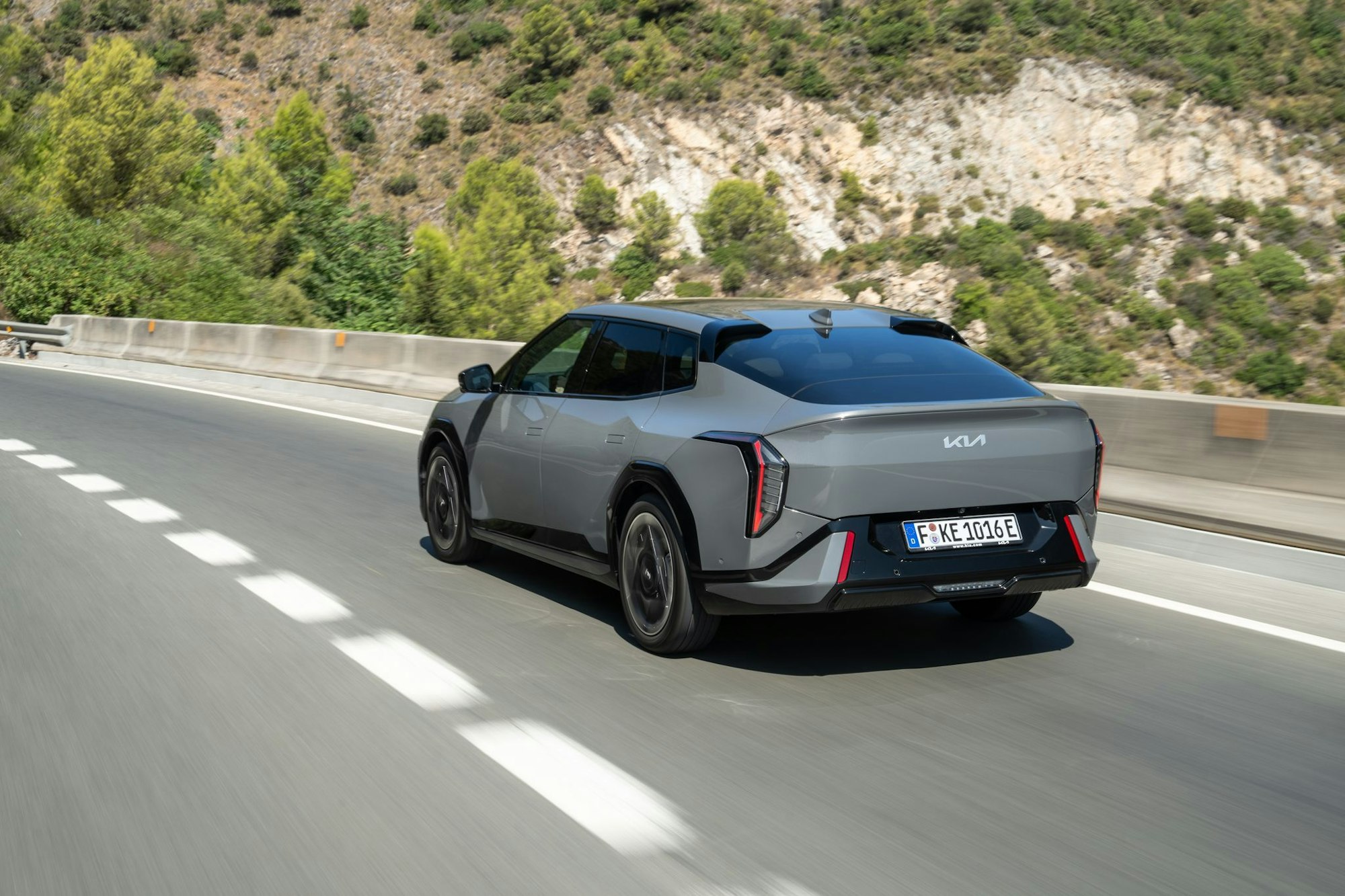 Optisch auf jeden Fall eigenständig: Neben dem normalen Kompakten wird es den Kia EV4 auch als Fastback geben.