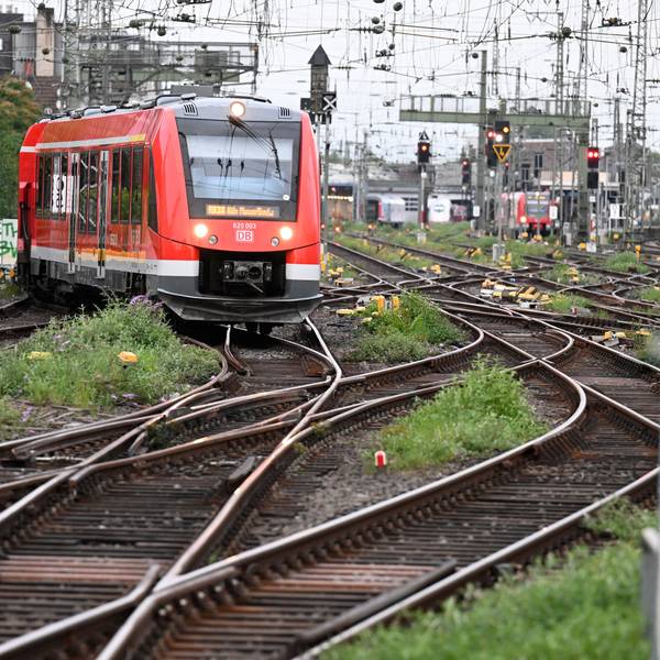 Ein Regional-Zug der Deutschen Bahn fährt in den Kölner Hauptbahnhof ein.