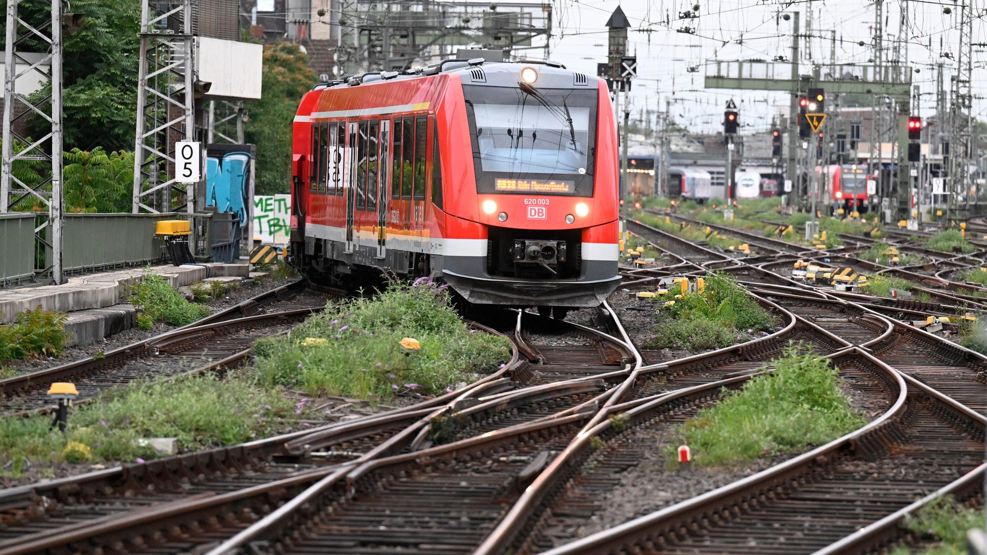 Ein Regional-Zug der Deutschen Bahn fährt in den Kölner Hauptbahnhof ein. (Symbolfoto)