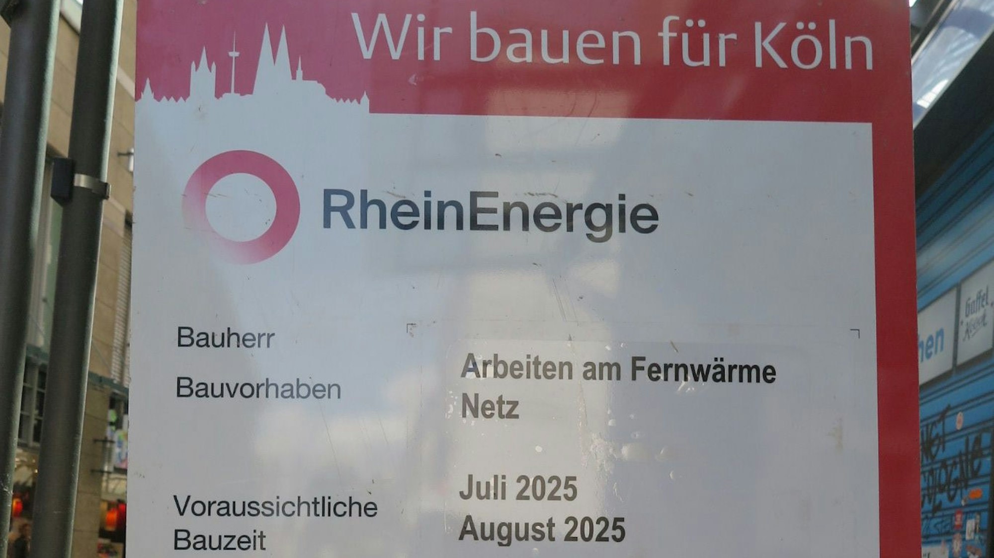 Das Bild zeigt ein Informationsschild zur Straßensperrung.