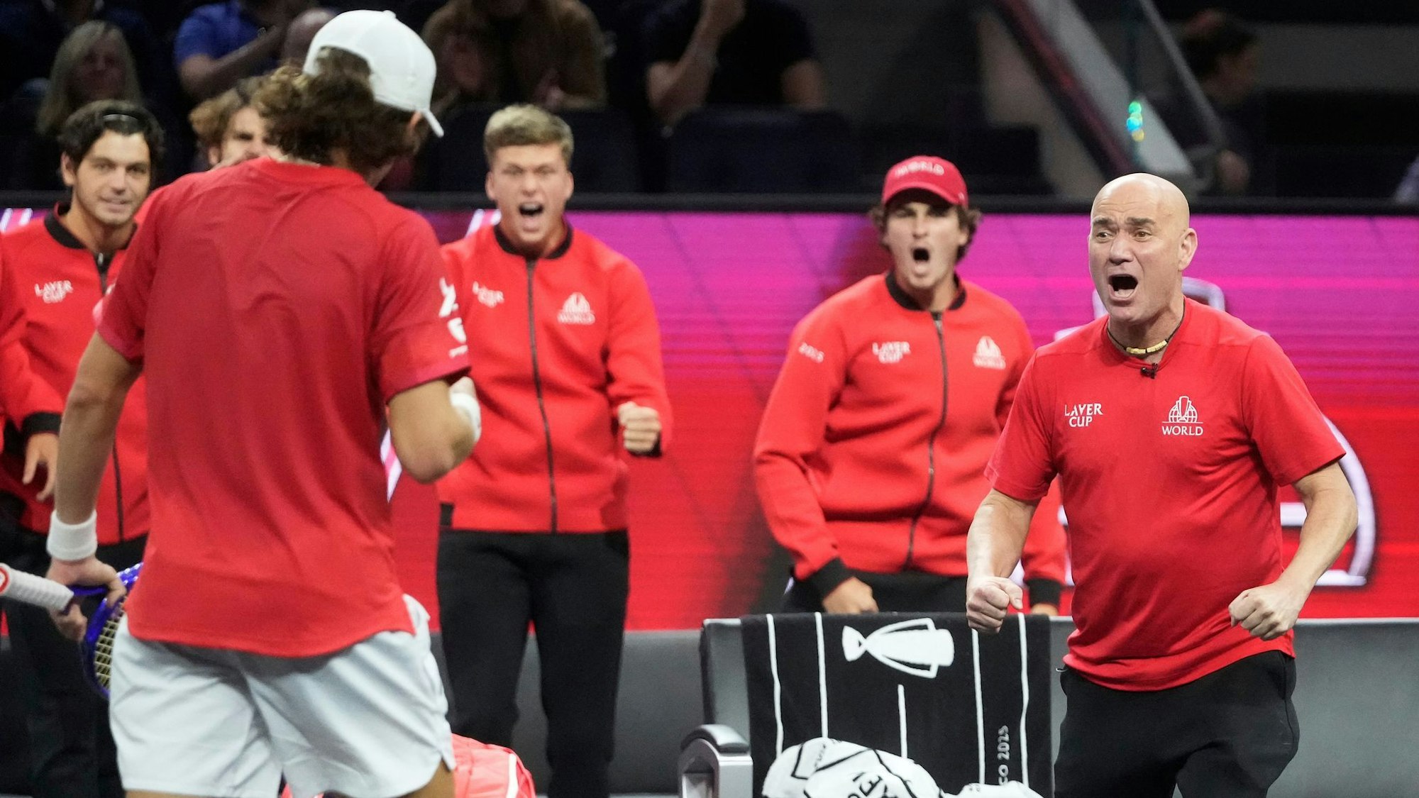 Team-Welt-Kapitän Andre Agassi (r) jubelt über einen starken Auftritt seiner Spieler.