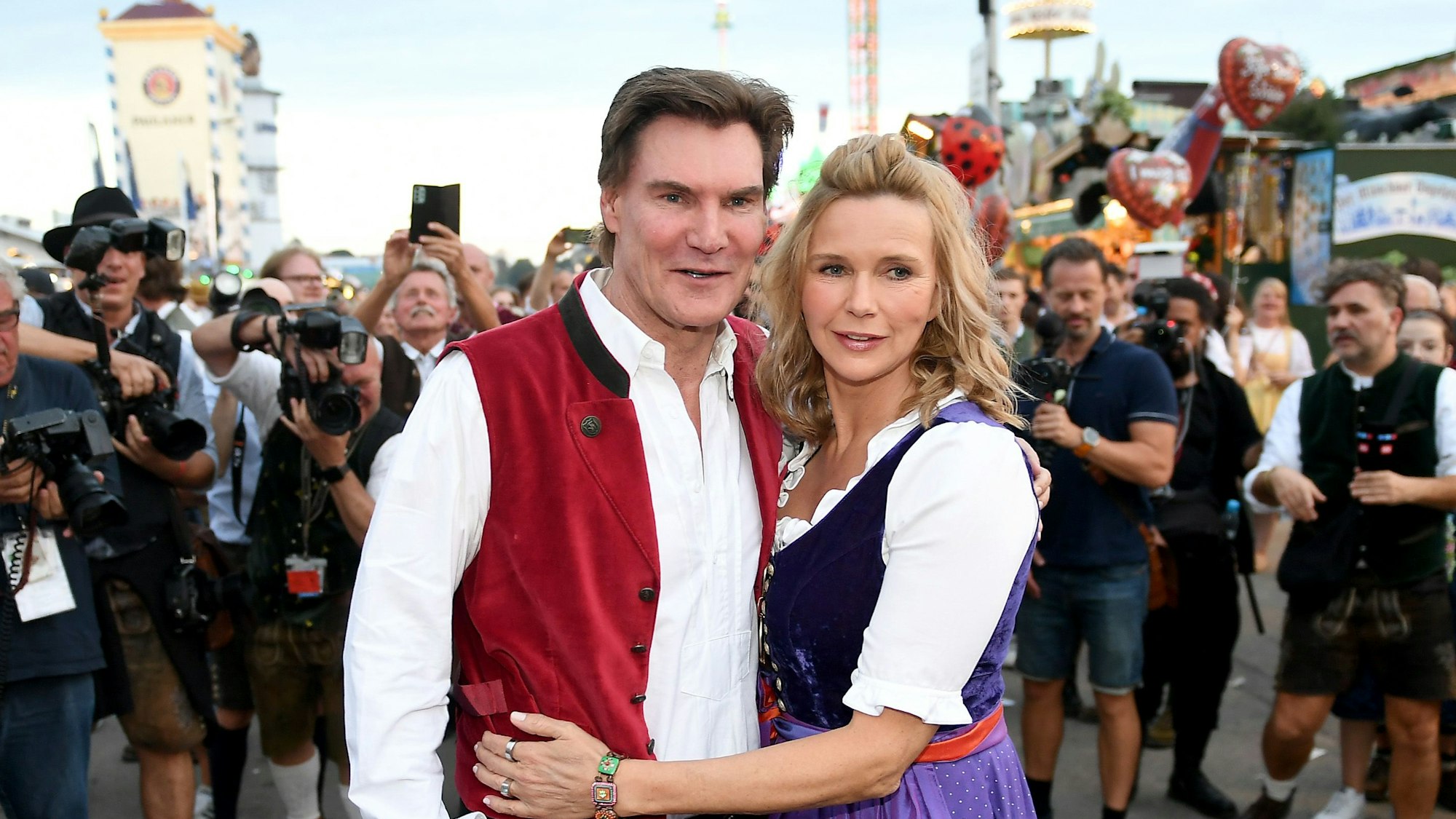 Carsten Maschmeyer (l) und Veronica Ferres zeigen sich auf dem Oktoberfest.