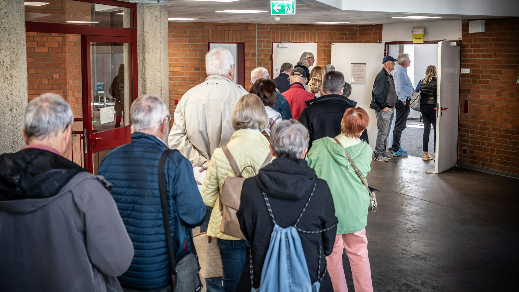 Schlange im Wahlbüro zur Direktwahl an der Hauptstraße in Leverkusen. Bild: Ralf Krieger