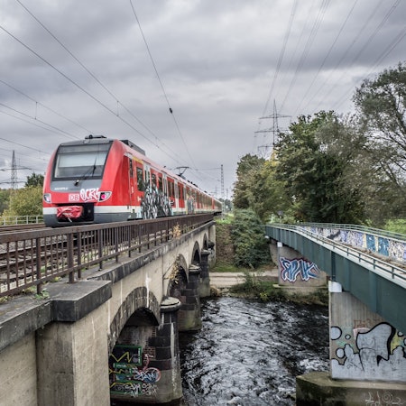 Bahnstrecke zwischen Küppersteg und Rheindorf mit S-Bahn