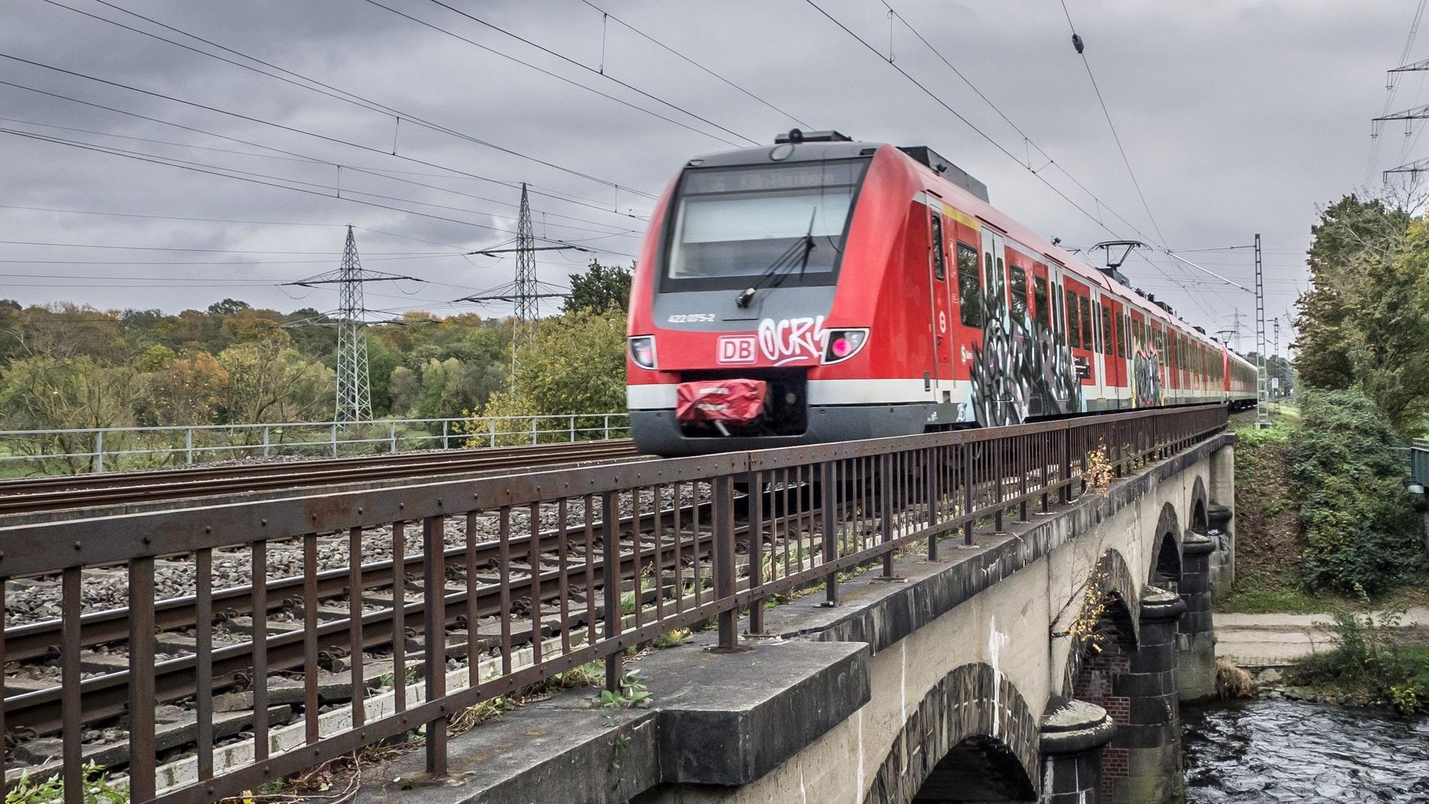 Bahnstrecke zwischen Küppersteg und Rheindorf mit S-Bahn
