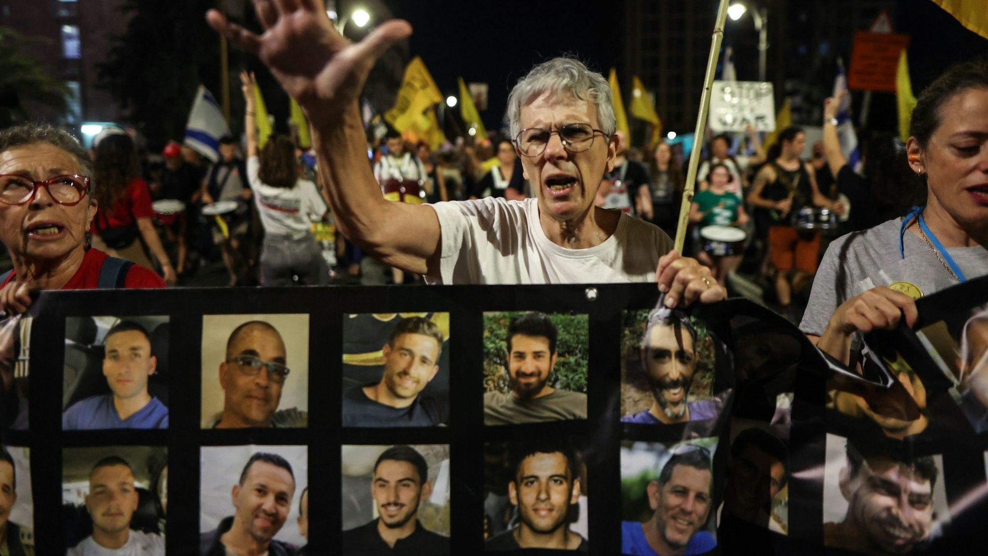 Angehörige und Unterstützer von Geiseln, die von der Hamas festgehalten werden, nehmen an einer Demonstration teil, bei der die sofortige Freilassung der Geiseln und das Ende des Krieges im Gazastreifen gefordert wird. (Archivbild)