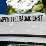 Der Schriftzug „Kampfmittelräumdienst“ ist an einem Einsatzfahrzeug angebracht. (Symbolbild)