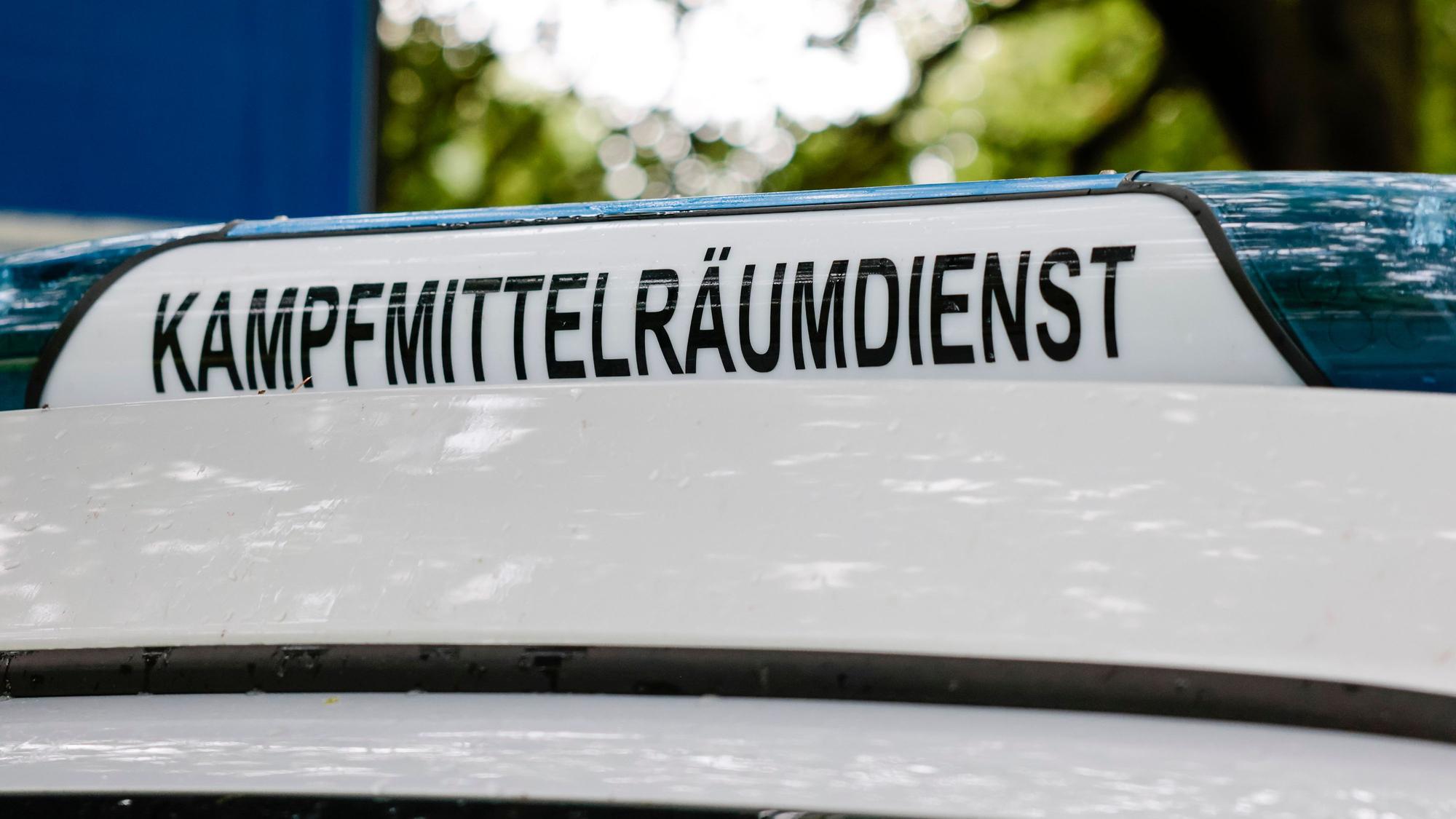 Der Schriftzug „Kampfmittelräumdienst“ ist an einem Einsatzfahrzeug angebracht. (Symbolbild)
