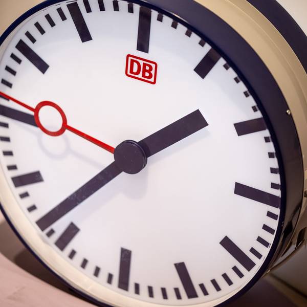 Bei einem Pressetermin der Bahn zu Zukunftsbahnhöfen in einem ehemaligen Ladengeschäft im Hauptbahnhof Berlin steht eine Uhr. (Symbolbild)