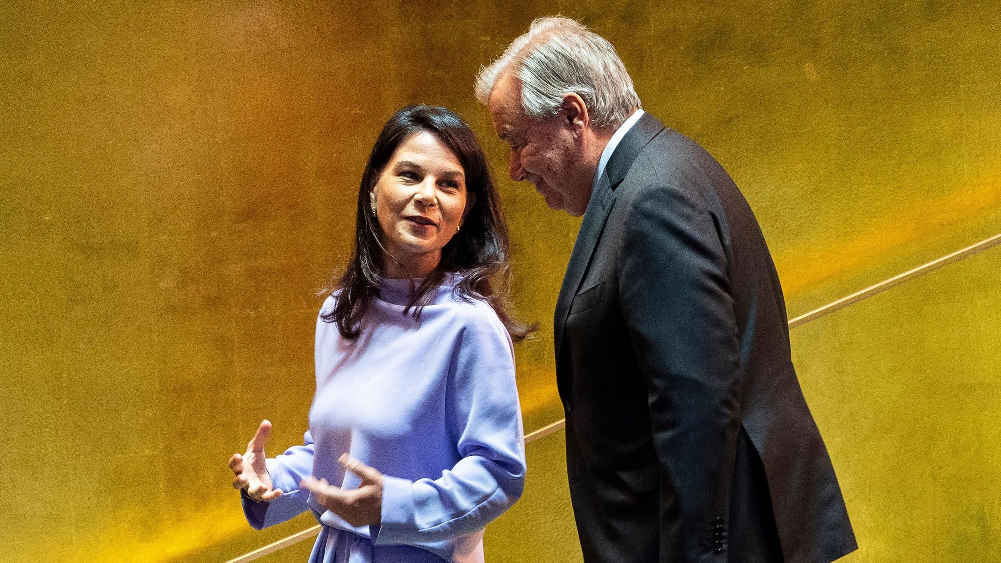 Annalena Baerbock (l.), Präsidentin der 80. Sitzung der Generalversammlung der Vereinten Nationen (UNGA), zusammen mit UN‑Generalsekretär António Guterres (Archivbild)
