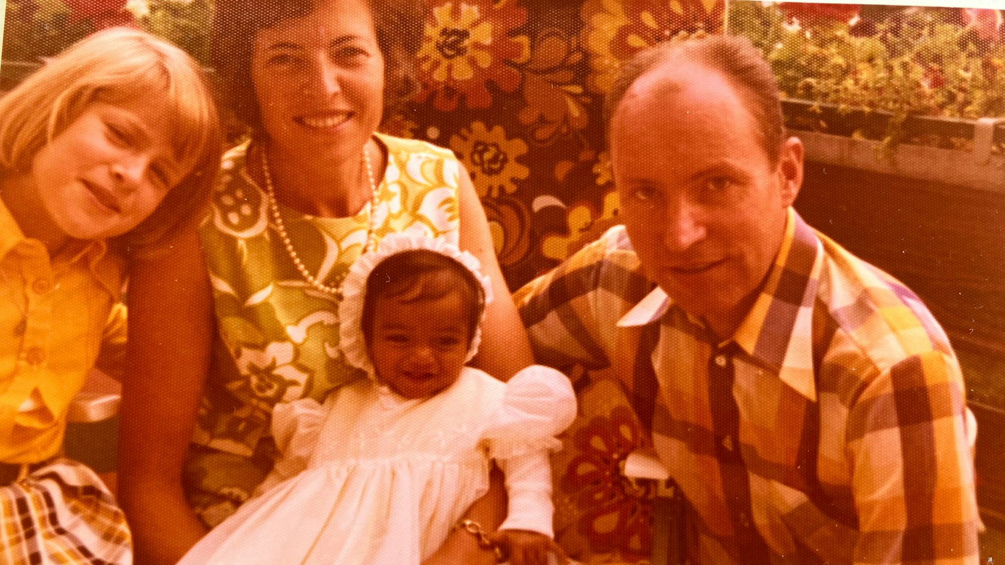 Anandi Morgenstern wurde 1975 mit sechs Monaten aus Indien adoptiert. 1985 gründeten ihre Eltern Inge und Hermann Morgenstern die Indienhilfe Siegburg.