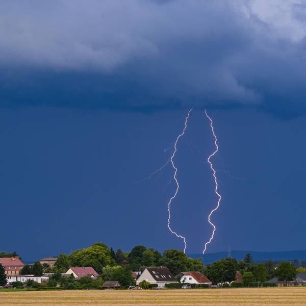 Blitze eines Gewitters leuchten über der Landschaft im östlichen Brandenburg.