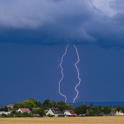 Blitze eines Gewitters leuchten über der Landschaft im östlichen Brandenburg.
