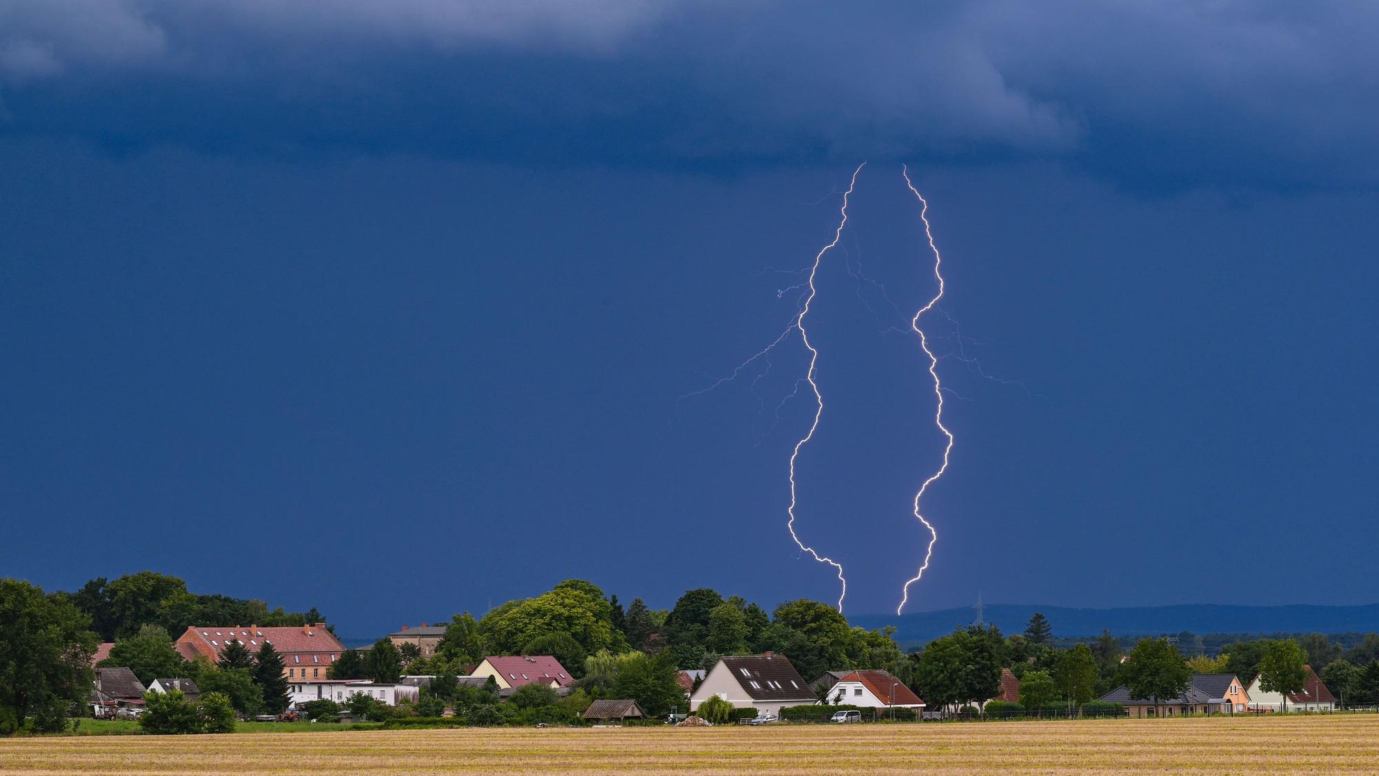 Blitze eines Gewitters leuchten über der Landschaft im östlichen Brandenburg.