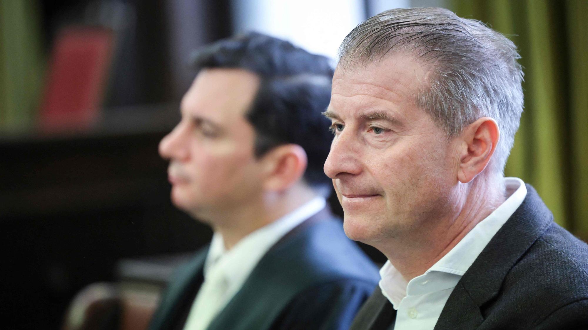 Stephan Hensel sitzt im Gerichtssaal.