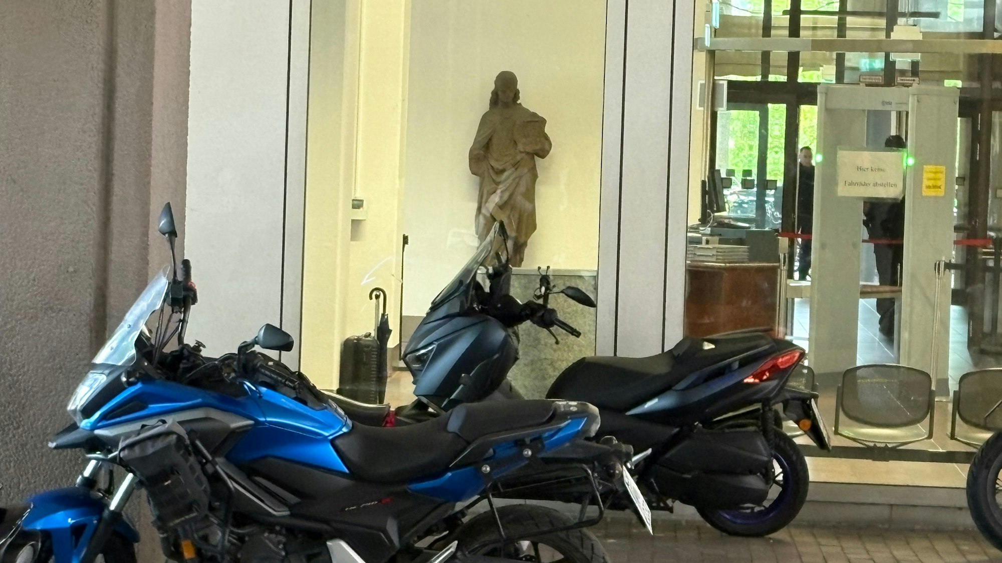 Wegen dieses Koffers (im Hintergrund mit Schirm zu erkennen) wurde am Montag (22. September 2025) das Landgericht Köln geräumt.