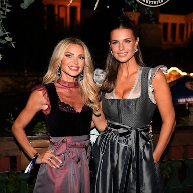 TV-Moderatorin Laura Wontorra schaute mit Designerin Kinga Mathe (l.) auf dem Oktoberfest vorbei.