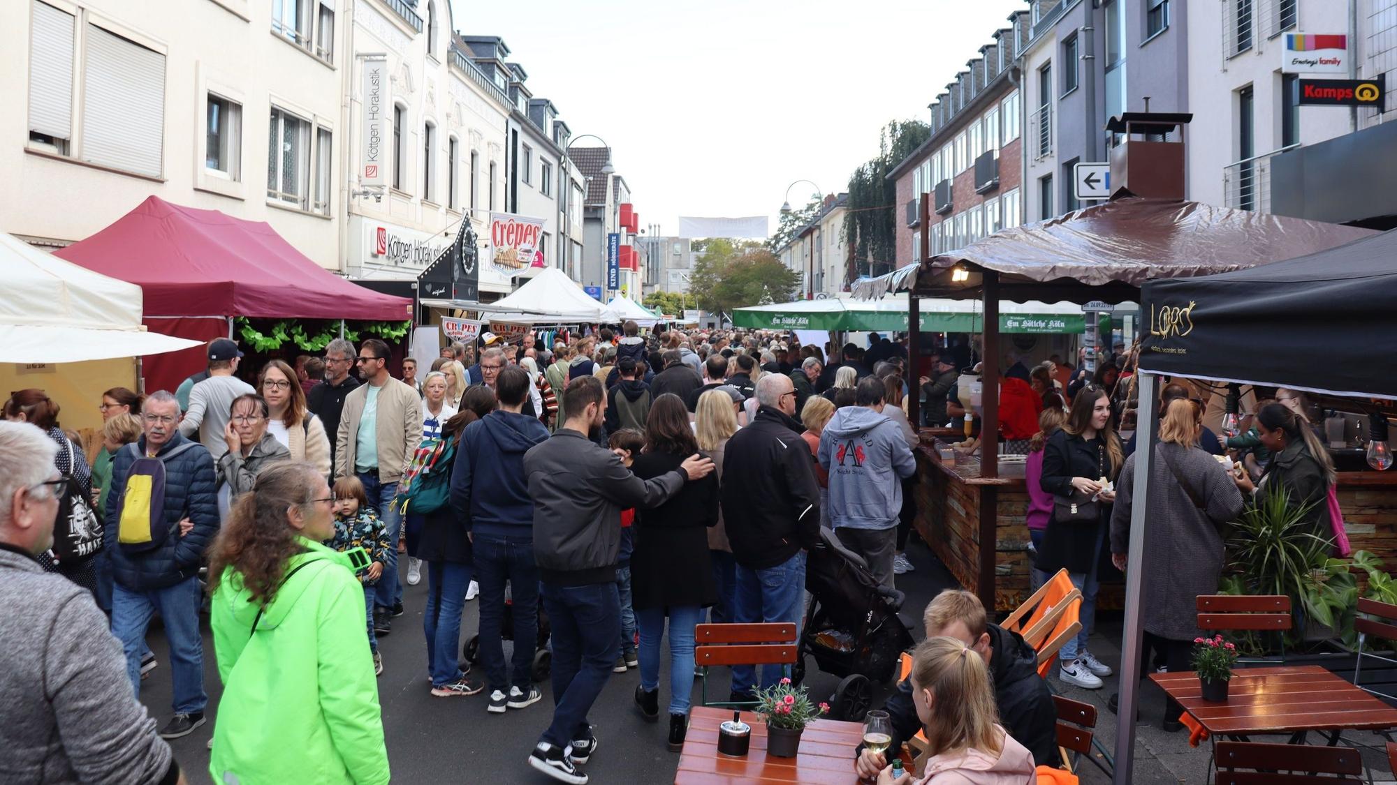 Die Dellbrücker Festmeile mit vielen Besuchenden. (Archivbild)
