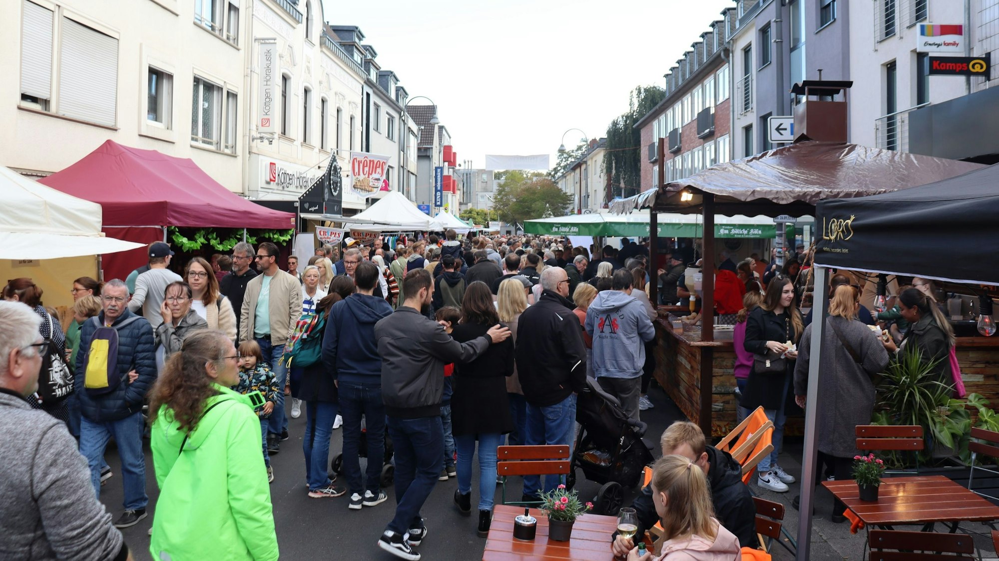 Viele Tausend Besuchende auf der Dellbrücker Festmeile 2022. (Archivbild)