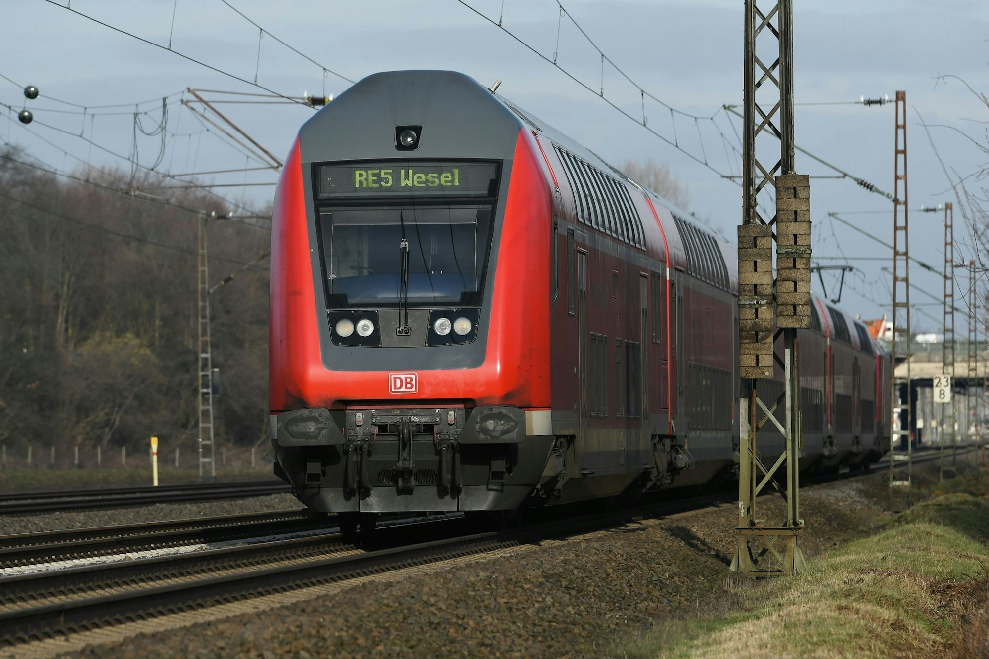 Die Züge zwischen Köln und Düsseldorf fahren wieder planmäßig. (Symbolbild)