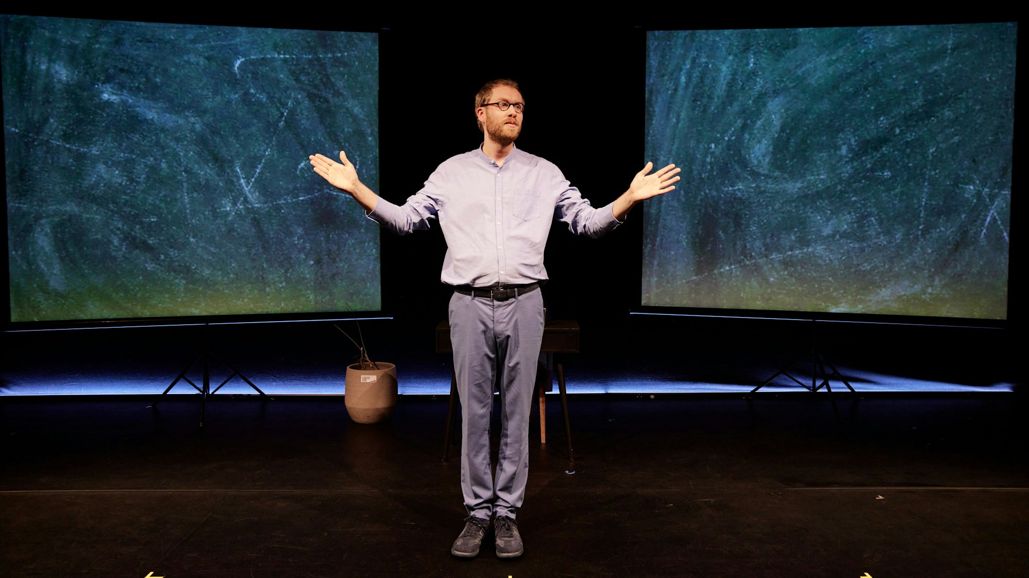 Calle Fuhr gestikuliert auf der Bühne.