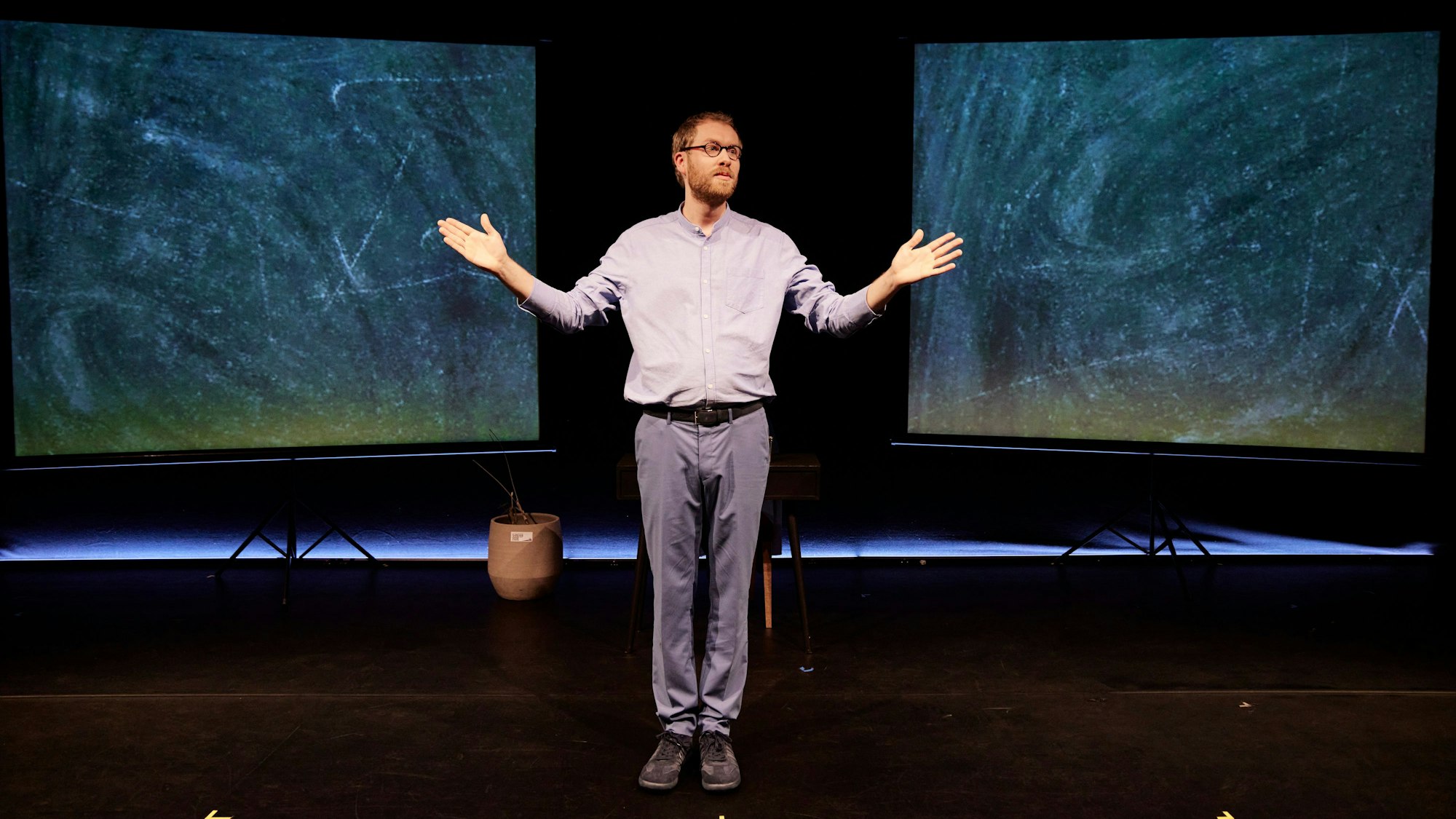 Calle Fuhr gestikuliert auf der Bühne.