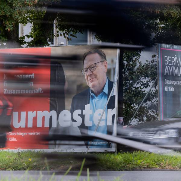 Zwei Wahkplakate zeigen die beiden Kandidaten von SPD, Torsten Burmester, und von Bündnis 90/Die Grünen, Berivan Aymaz, für die Stichwahl am 28. September um das Amt des Oberbürgermeisters der Stadt Köln.