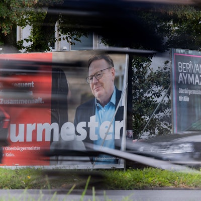 Zwei Wahkplakate zeigen die beiden Kandidaten von SPD, Torsten Burmester, und von Bündnis 90/Die Grünen, Berivan Aymaz, für die Stichwahl am 28. September um das Amt des Oberbürgermeisters der Stadt Köln.