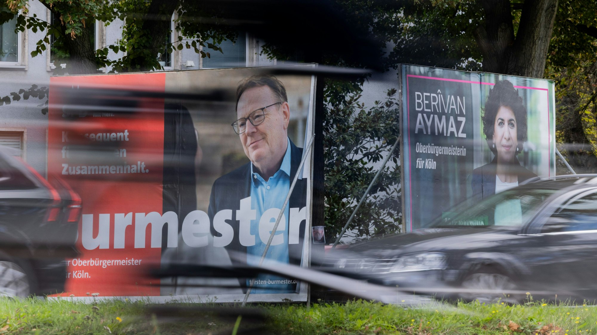 Zwei Wahkplakate zeigen die beiden Kandidaten von SPD, Torsten Burmester, und von Bündnis 90/Die Grünen, Berivan Aymaz, für die Stichwahl am 28. September um das Amt des Oberbürgermeisters der Stadt Köln.