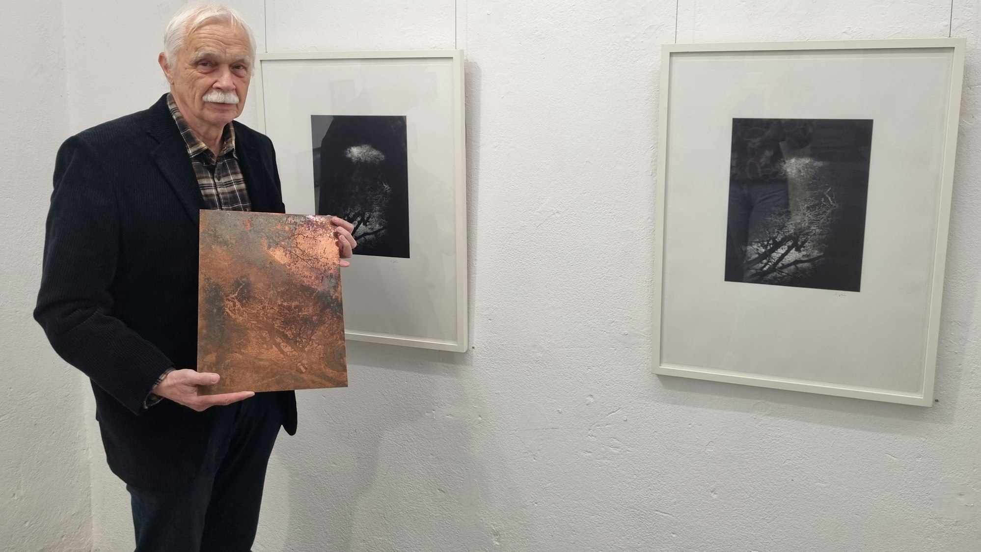 Harry Plein mit Platten, die als Ausgangspunkt für die Arbeiten dienen