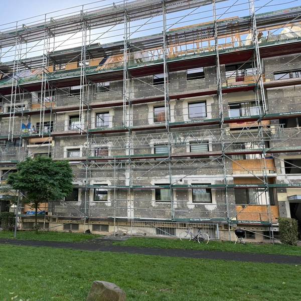 Eine eingerüstete Häuserfassade in Köln-Flittard.