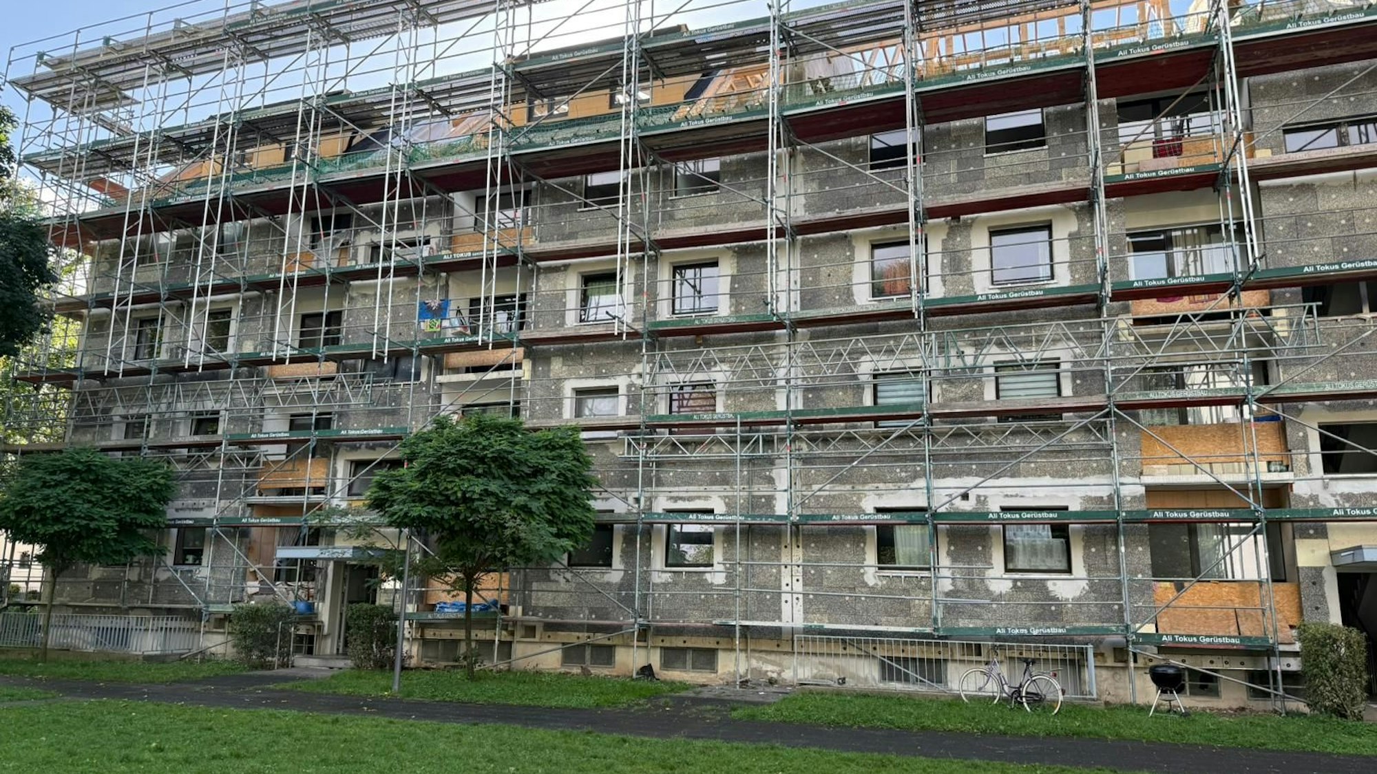 Eine eingerüstete Häuserfassade in Köln-Flittard.