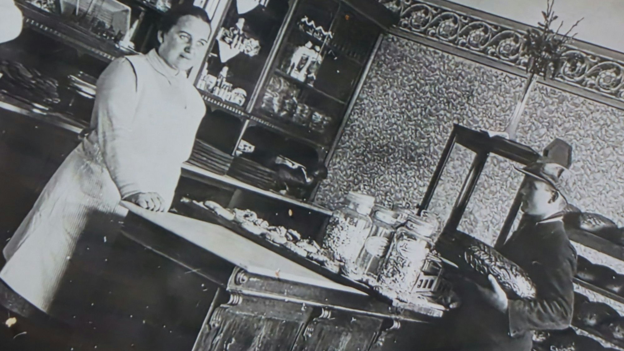 Zu sehen ist die Schwarz-Weiß-Aufnahme einer Bäckerei.