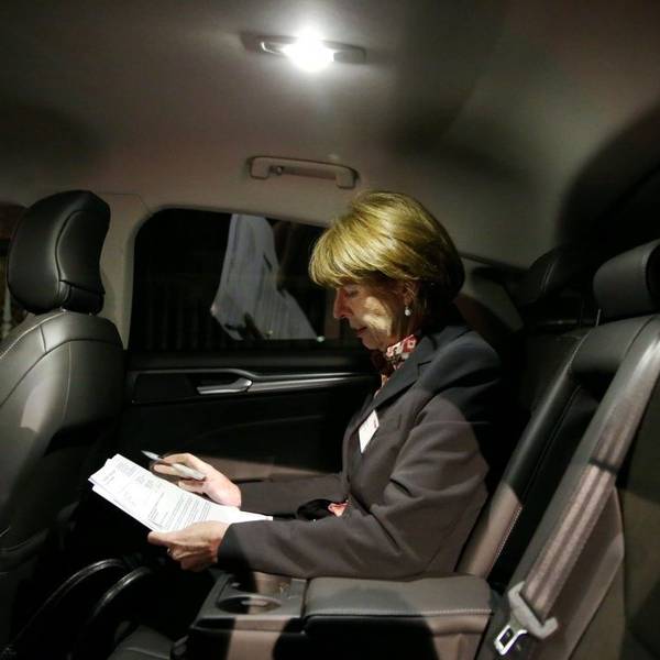 Das Bild zeigt die Noch-OB Henriette Reker in ihrem Dienstwagen. Foto: Max Grönert.