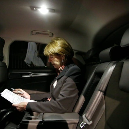 Das Bild zeigt die Noch-OB Henriette Reker in ihrem Dienstwagen. Foto: Max Grönert.