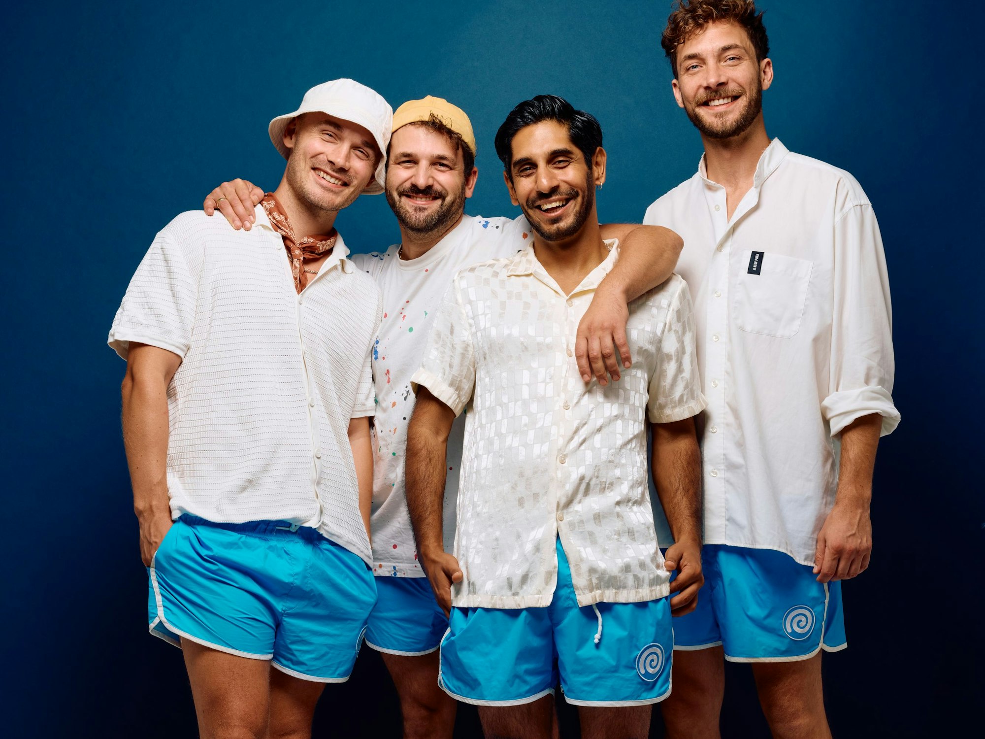 Planschemalöör im typischen Outfit mit blauen Badehosen und weißem Shirt.