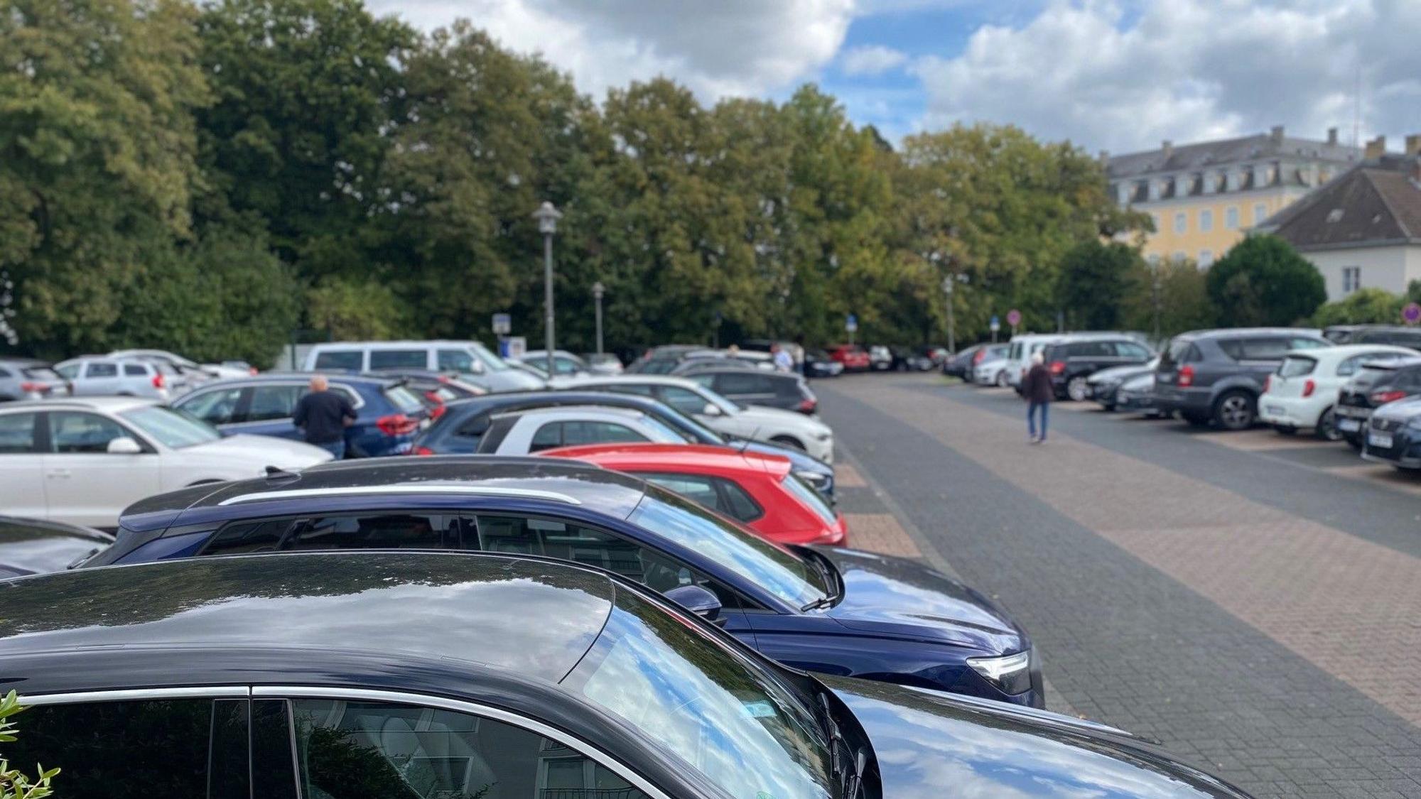 Zu sehen ist der Belvedere-Parkplatz in Brühl.