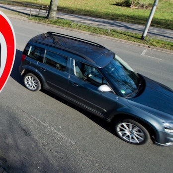 Ein Auto fährt durch eine 30er-Zone.